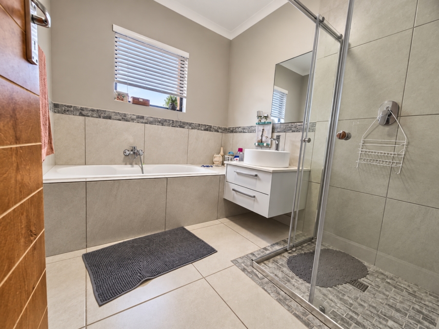 3 Bedroom Property for Sale in Brittania Beach Estate Western Cape
